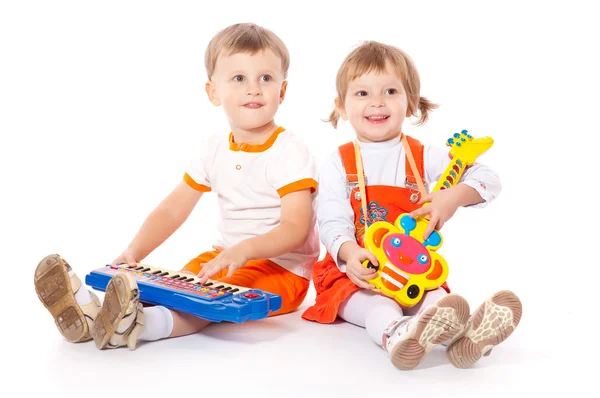 Děti s hračkami v ateliéru — Stock fotografie