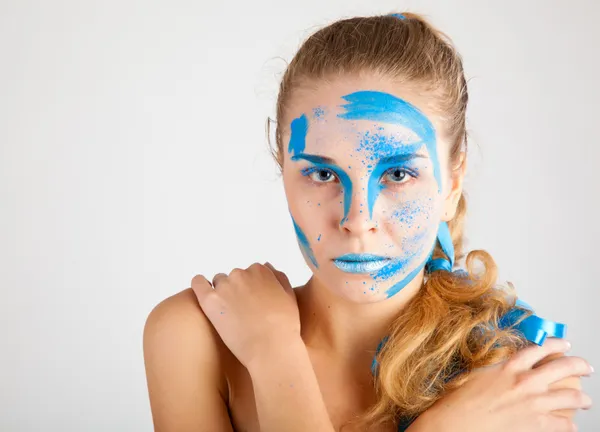 Une femme avec un maquillage inhabituel — Photo