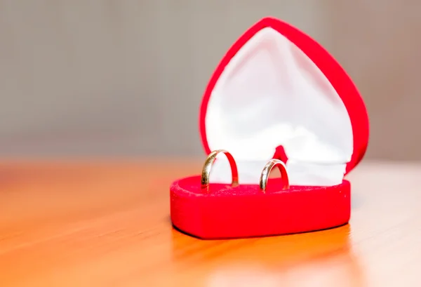 Anillos de boda en una caja de terciopelo rojo —  Fotos de Stock