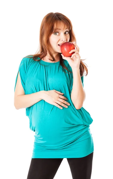 Μια έγκυος γυναίκα χαμογελαστό κρατά ένα μήλο στο χέρι — Φωτογραφία Αρχείου
