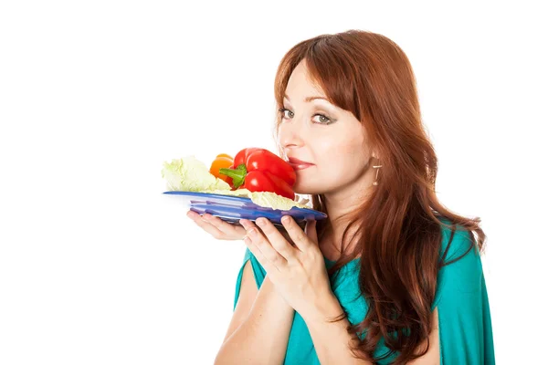 Eine schwangere Frau mit einem Teller Gemüse — Stockfoto