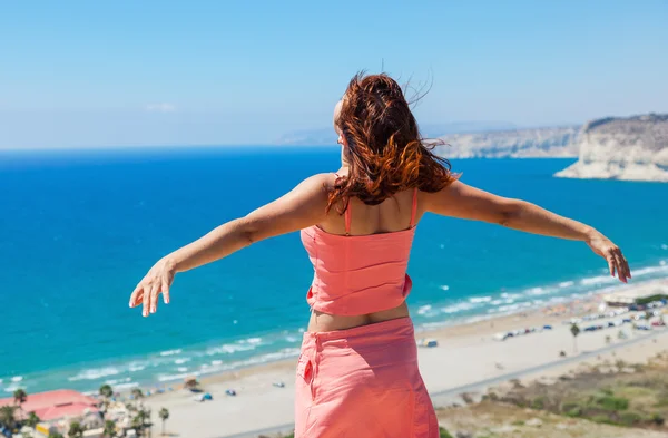 A woman is standing on the top of a mountain — Stock Photo, Image