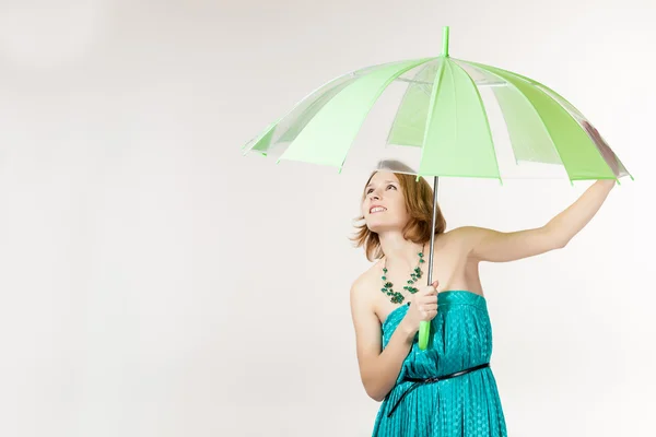 Eine Frau mit Regenschirm im Atelier — Stockfoto