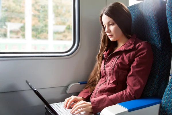 女性は電車の中で座っています。 — ストック写真