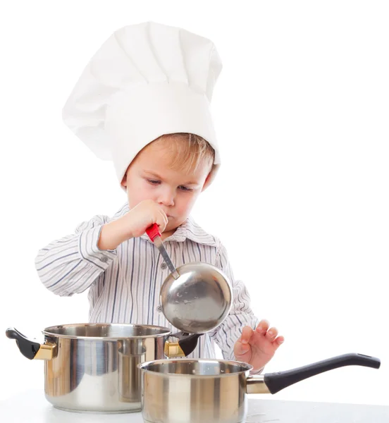 Um menino engraçado está retratando um cozinheiro — Fotografia de Stock