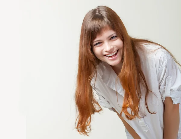 Une fille souriante dans un studio Photos De Stock Libres De Droits