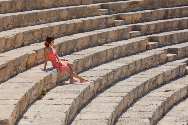 La fille est assise sur les marches de l'amphithéâtre — Photo