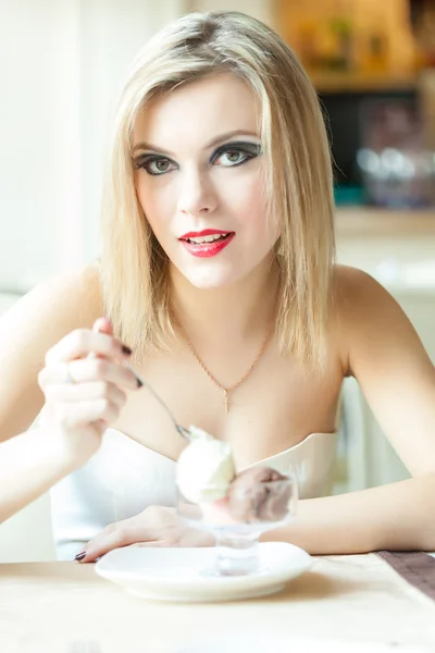 Una donna al ristorante sta mangiando un gelato. — Foto Stock