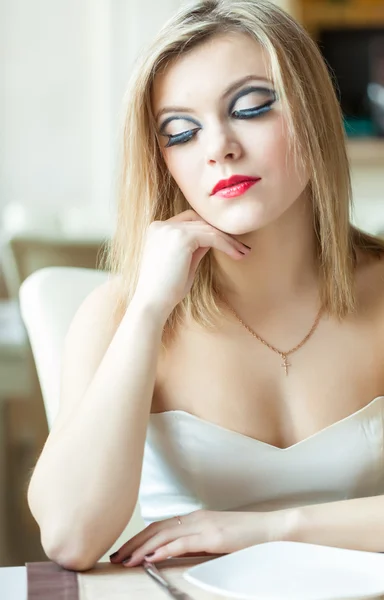 Une femme est assise dans le restaurant — Photo