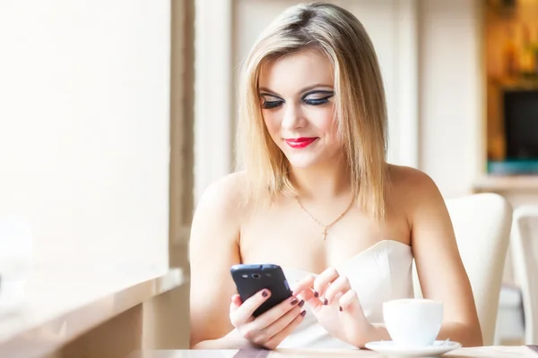 레스토랑에서 여자는 휴대 전화에 말한다 — 스톡 사진
