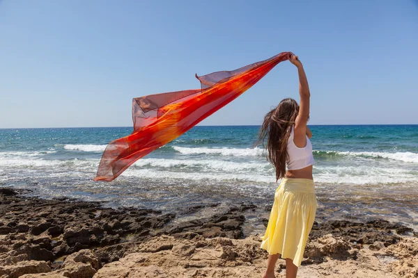 Una mujer con el pareo está en una costa —  Fotos de Stock