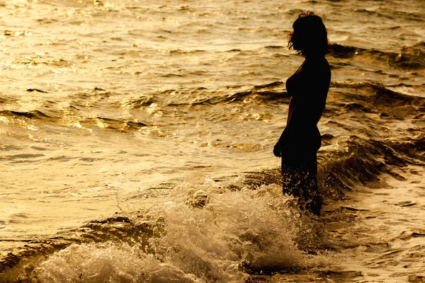 Kobieta stoi w pobliżu morza — Zdjęcie stockowe