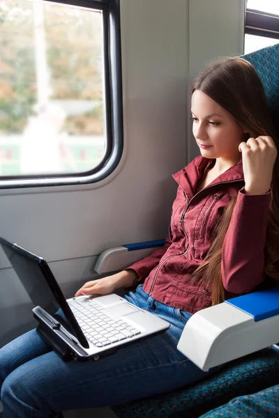 La femme est assise dans le train — Photo