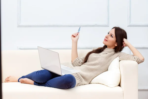 Een vrouw met laptop is op de Bank Stockfoto