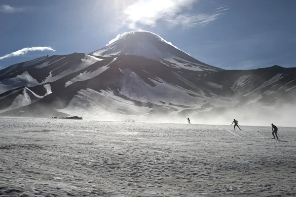 火山の下のスキーヤー — ストック写真