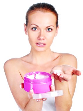 Kız krem sürüyor.