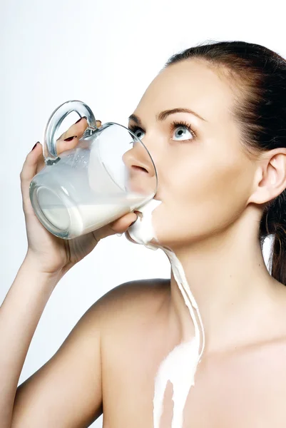 Kvinne som drikker melk – stockfoto