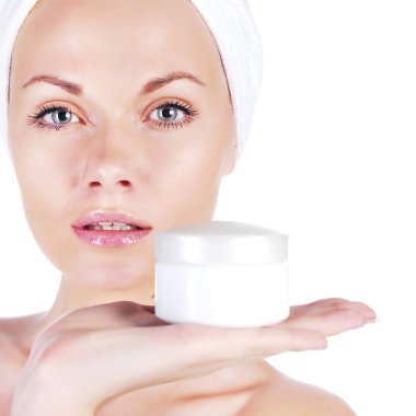 Kız krem sürüyor.