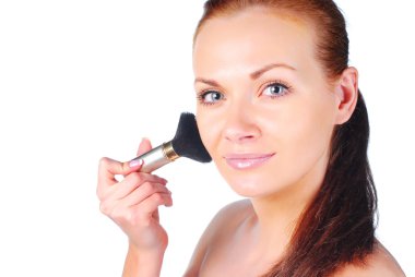 allık uygulayarak kadın