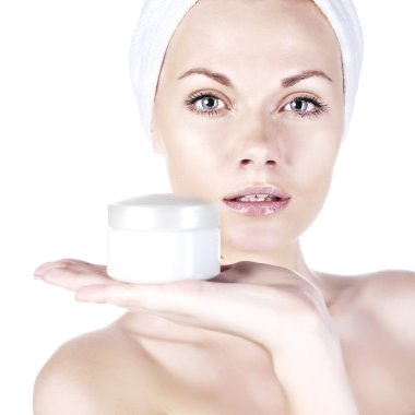 Kız krem sürüyor.