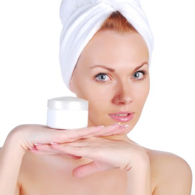 Kız krem sürüyor.