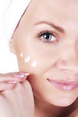 Kız krem sürüyor.