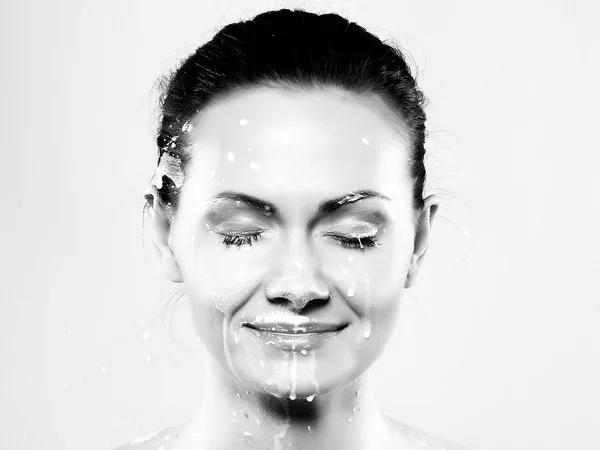 Vrouw in melk sprays — Stockfoto