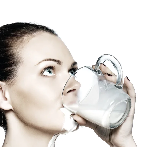 Kvinne som holder glass melk – stockfoto