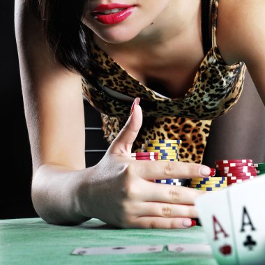 Poker oynayan kadın