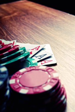 Dört as ve poker fişleri