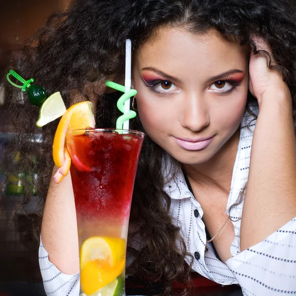 Chica morena con cóctel en el bar — Foto de Stock