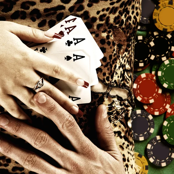 Женская рука с четырьмя тузами — стоковое фото