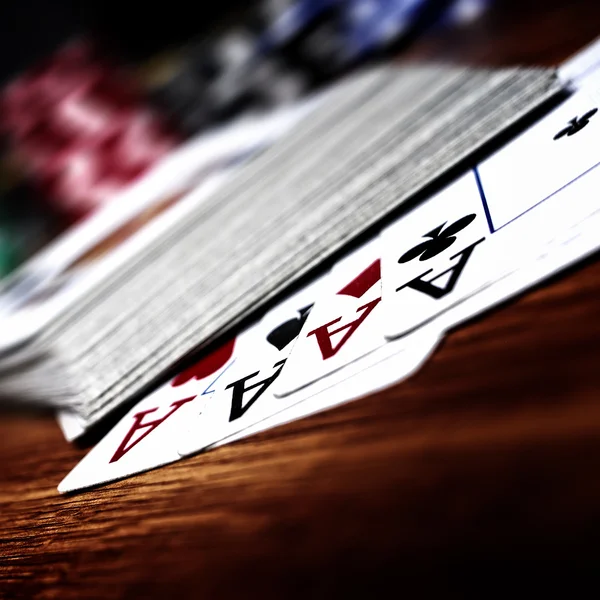 Quatro ases e fichas de poker — Fotografia de Stock