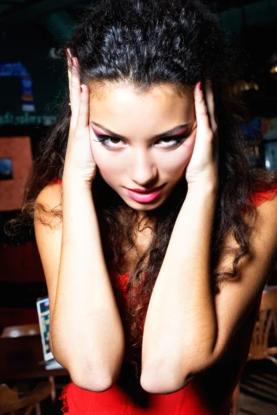 Vrouw met krullend haar in bar — Stockfoto