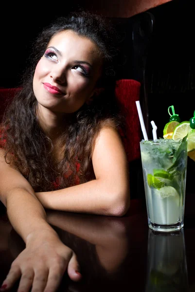 Brunetka dziewczynka z koktajl w barze — Zdjęcie stockowe