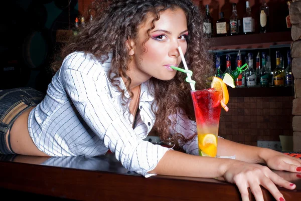 Bruna ragazza con coctail in bar — Foto Stock