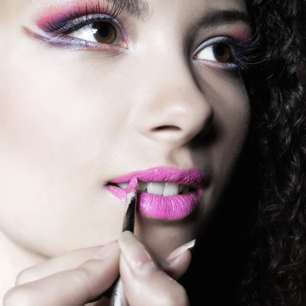 Ragazza con trucco labbra rosa brillante — Foto Stock