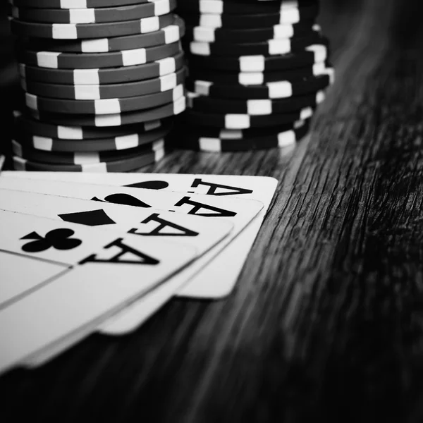 Cuatro ases y fichas de poker —  Fotos de Stock