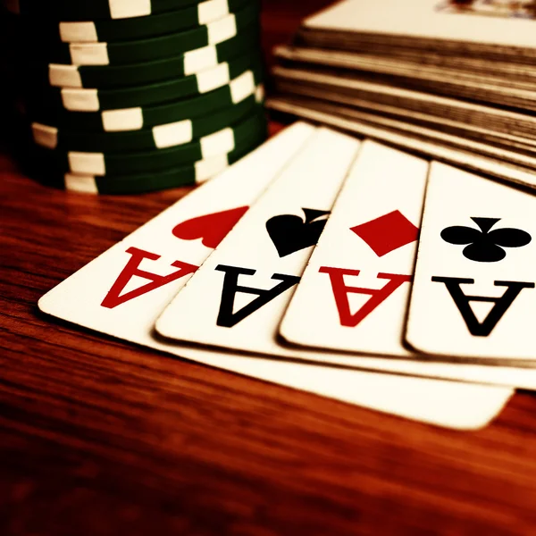 Fyra ess och pokermarker — Stockfoto