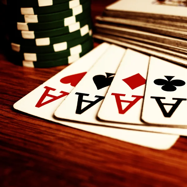 Quatre as et jetons de poker — Photo