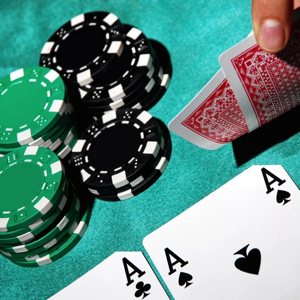 Par de ases y fichas de poker —  Fotos de Stock