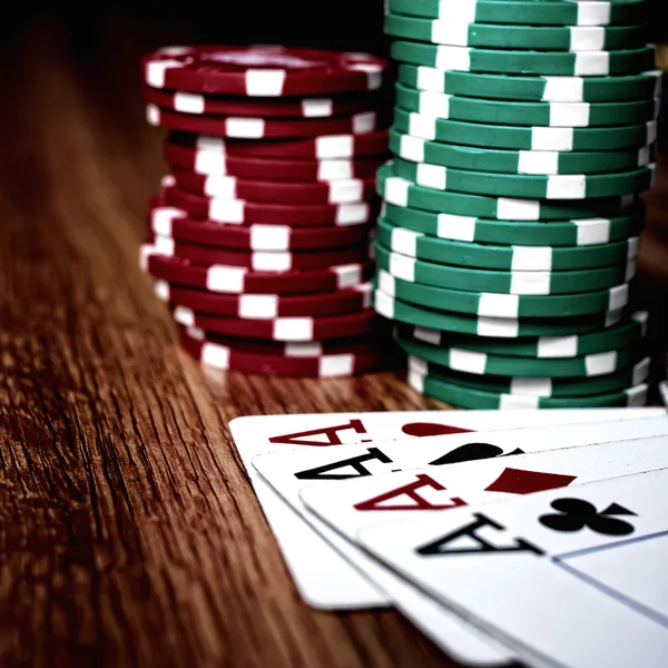 Quatro ases e fichas de poker — Fotografia de Stock
