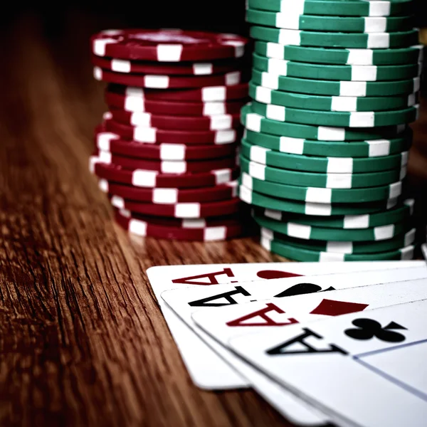 Vier Asse und Pokerchips — Stockfoto