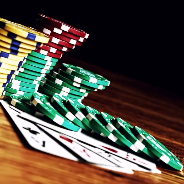 Vier azen en poker chips — Stockfoto