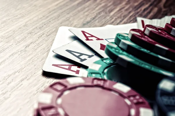 Τέσσερις άσους και μάρκες πόκερ — Φωτογραφία Αρχείου