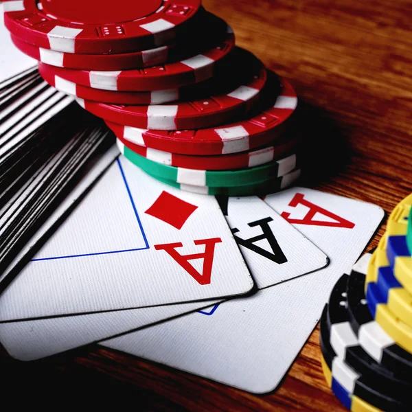 Čtyři esa a poker žetony — Stock fotografie