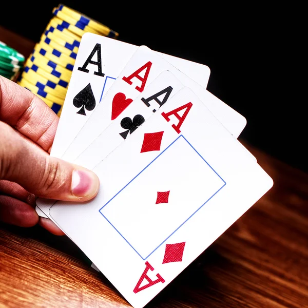 Quatro ases e fichas de poker — Fotografia de Stock