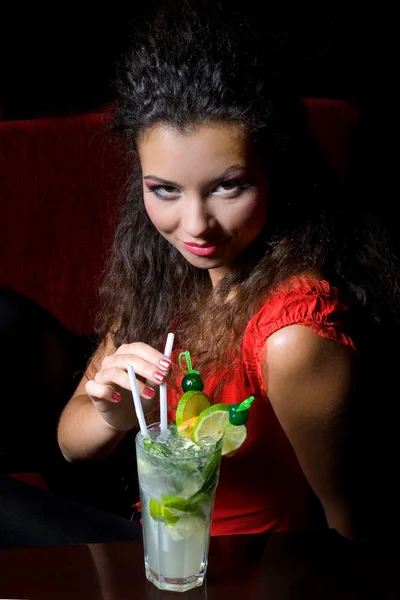 Chica morena con cóctel en el bar — Foto de Stock