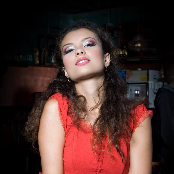 Mulher com cabelo encaracolado no bar — Fotografia de Stock