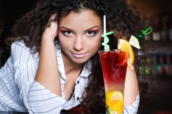 Brunette girl  with coctail in bar — Stock Photo, Image